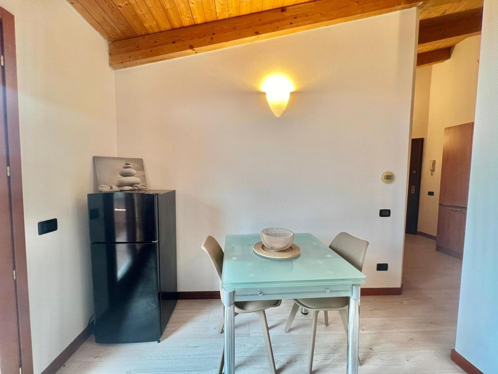 Moderno Con Design Caldo E Accogliente, Con Parcheggio Gratuito E Balcone Privato, Vicino A Fiere, Eventi E Concerti Mailand
