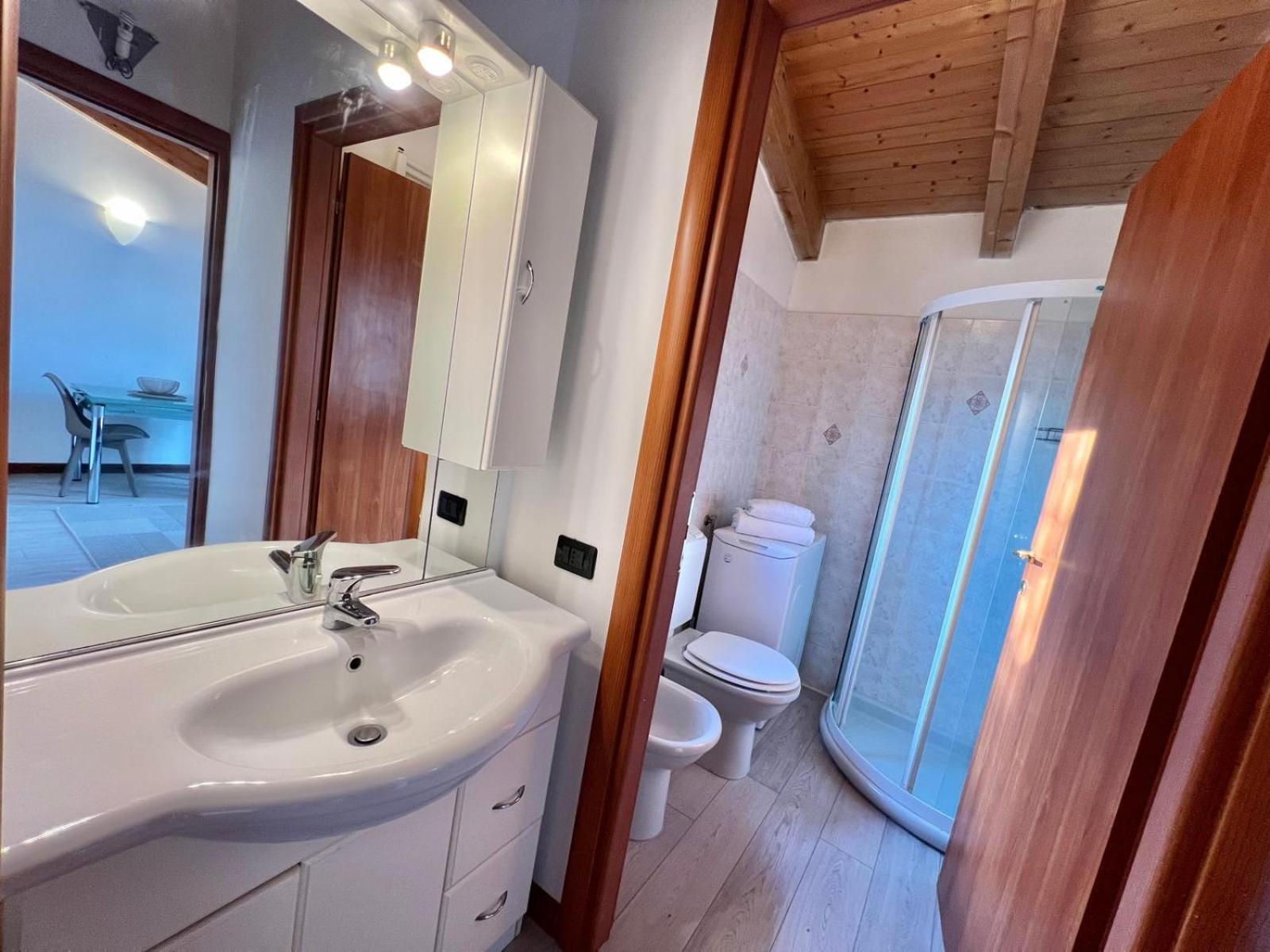 Moderno Con Design Caldo E Accogliente, Con Parcheggio Gratuito E Balcone Privato, Vicino A Fiere, Eventi E Concerti Mailand