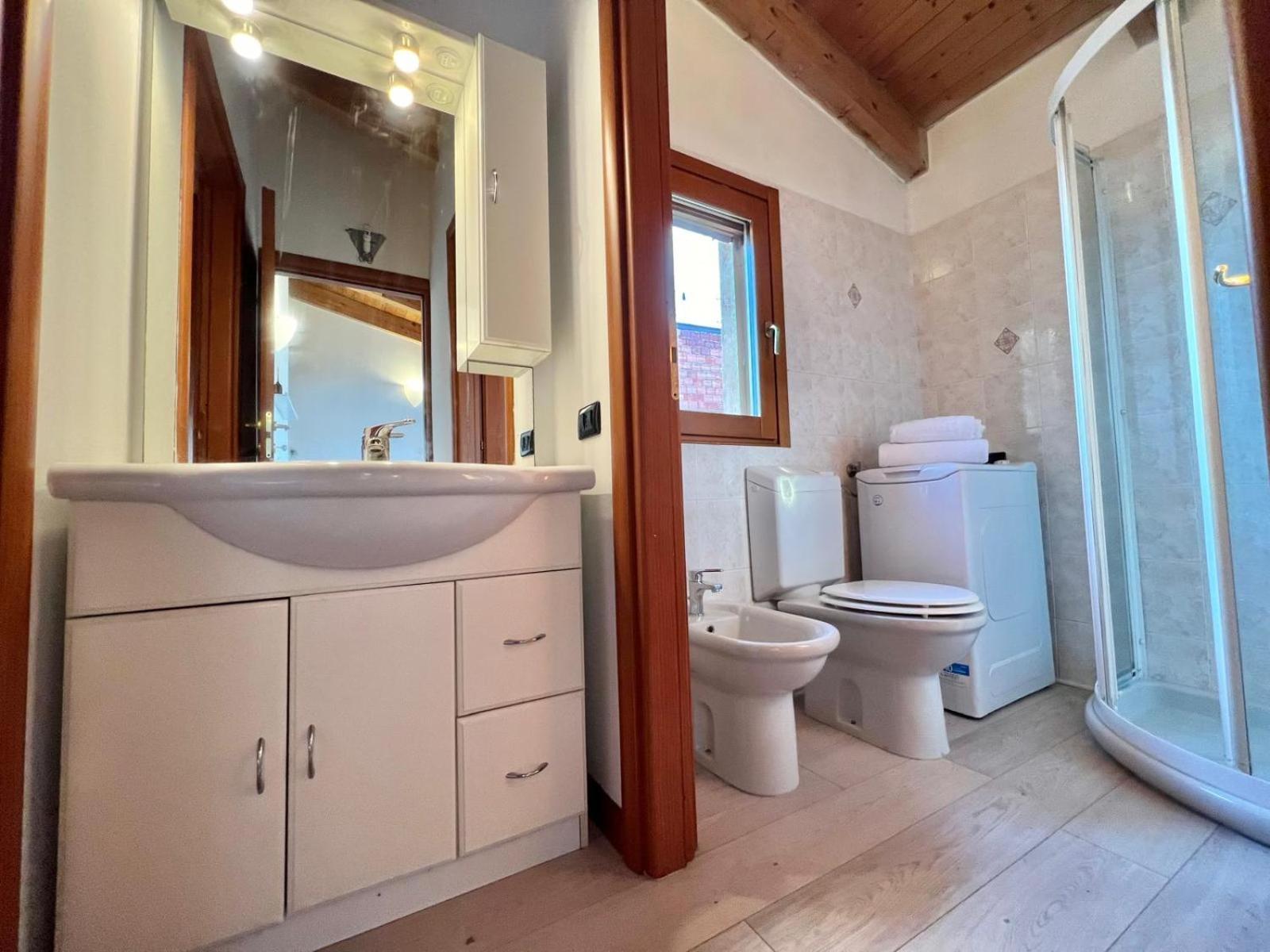 Moderno Con Design Caldo E Accogliente, Con Parcheggio Gratuito E Balcone Privato, Vicino A Fiere, Eventi E Concerti * Mailand